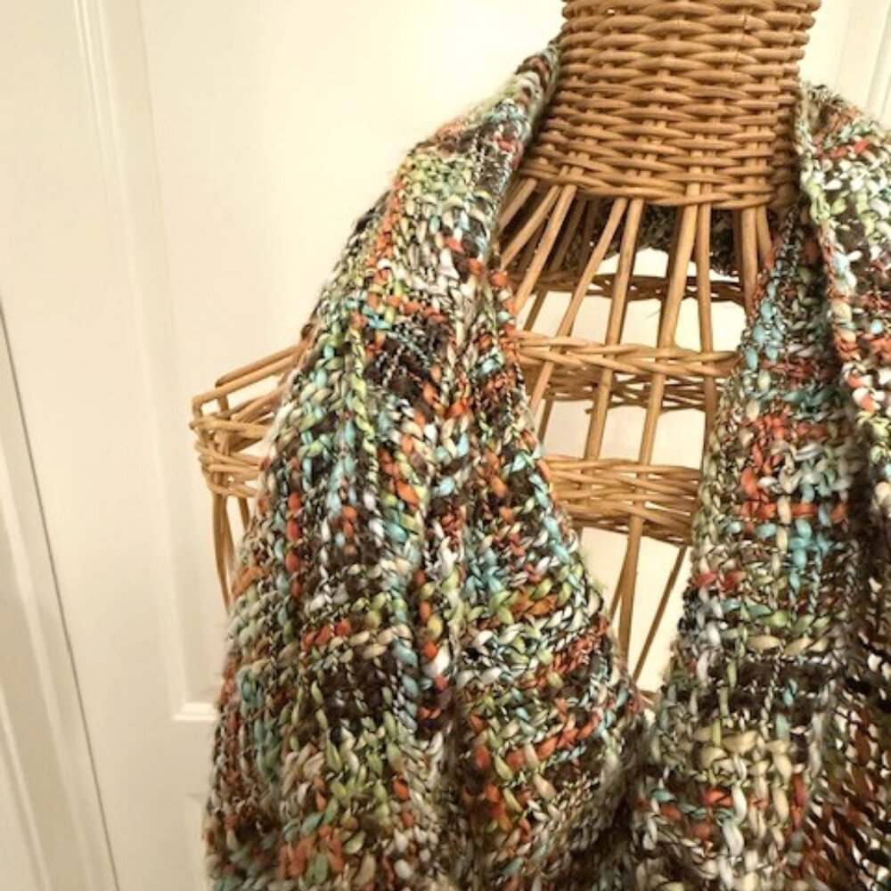 Oblong boucle knit scarf. - Picture 3 of 4
